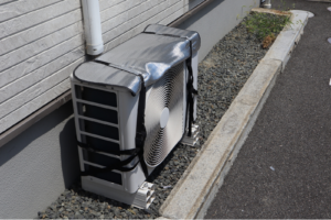 室外機の上部に遮熱シートを施工した様子